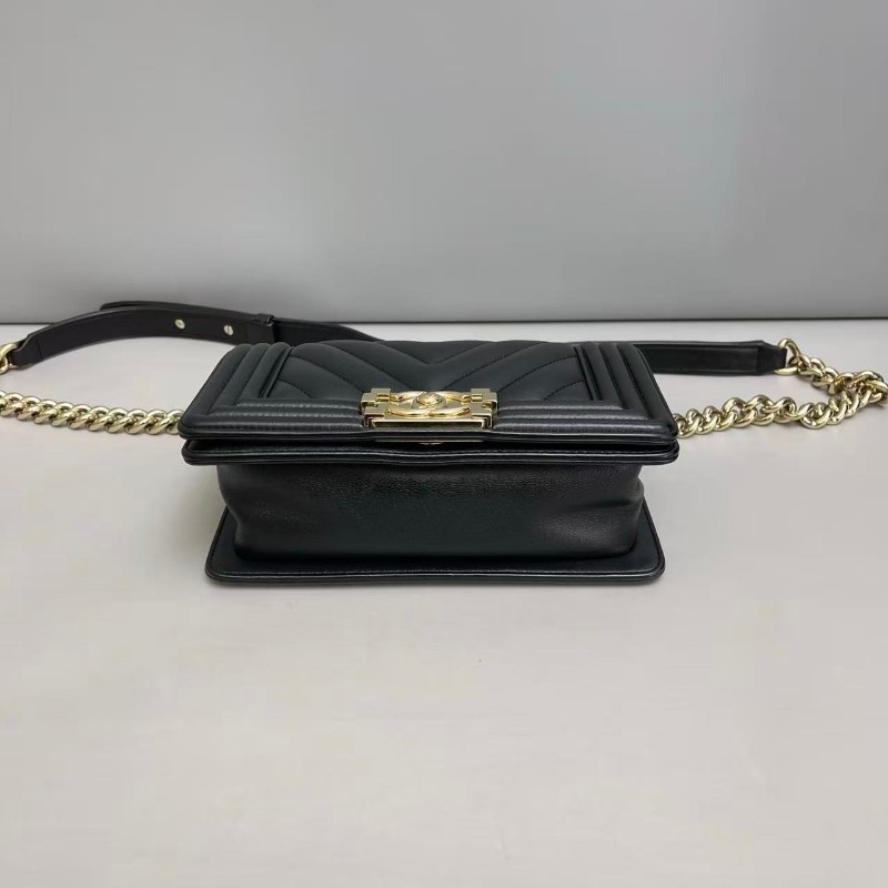 Chanel leboy小號20cm 黑金全皮V紋包-4