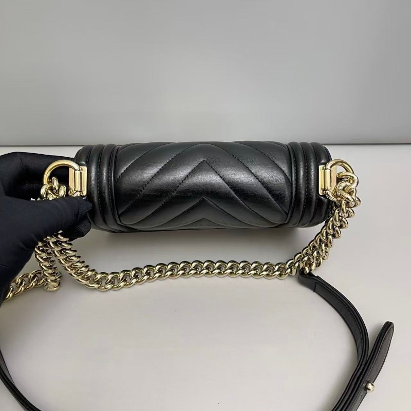 Chanel leboy小號20cm 黑金全皮V紋包-5