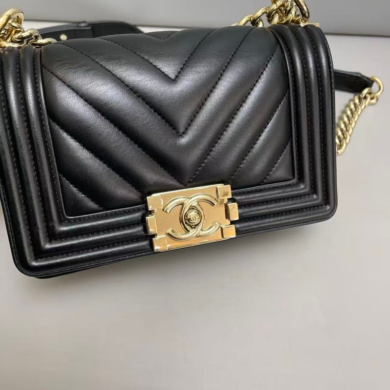 Chanel leboy小號20cm 黑金全皮V紋包-6