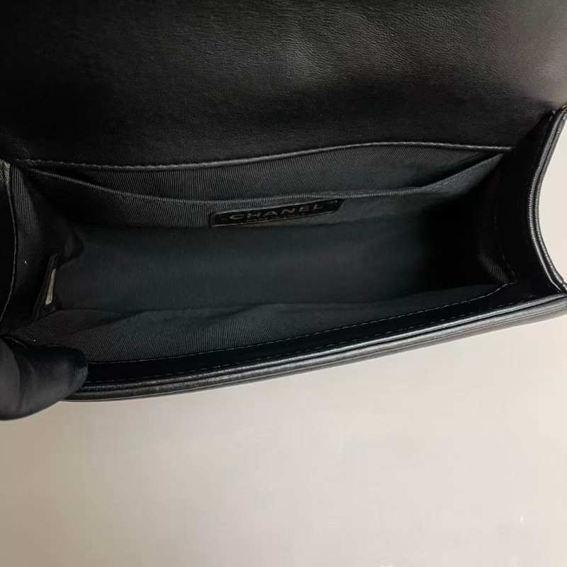 Chanel leboy小號20cm 黑金全皮V紋包-8