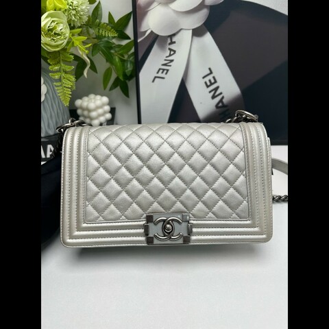 CHANEL LeBoy 珠光銀色菱格光面羊皮中號 25cm鏈條包