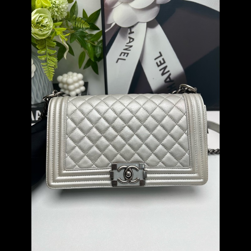 CHANEL LeBoy 珠光銀色菱格光面羊皮中號 25cm鏈條包-0