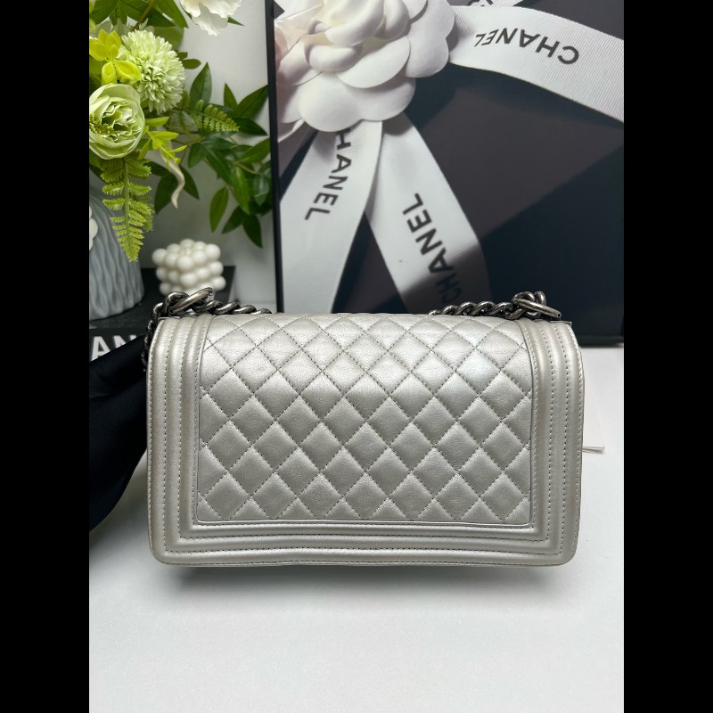 CHANEL LeBoy 珠光銀色菱格光面羊皮中號 25cm鏈條包-1