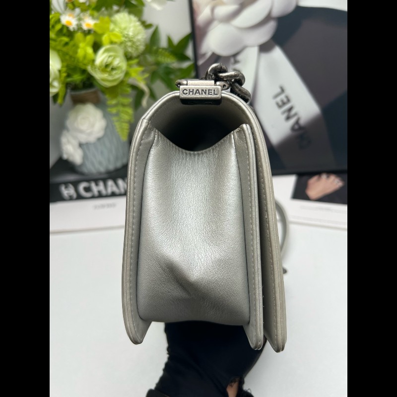 CHANEL LeBoy 珠光銀色菱格光面羊皮中號 25cm鏈條包-3