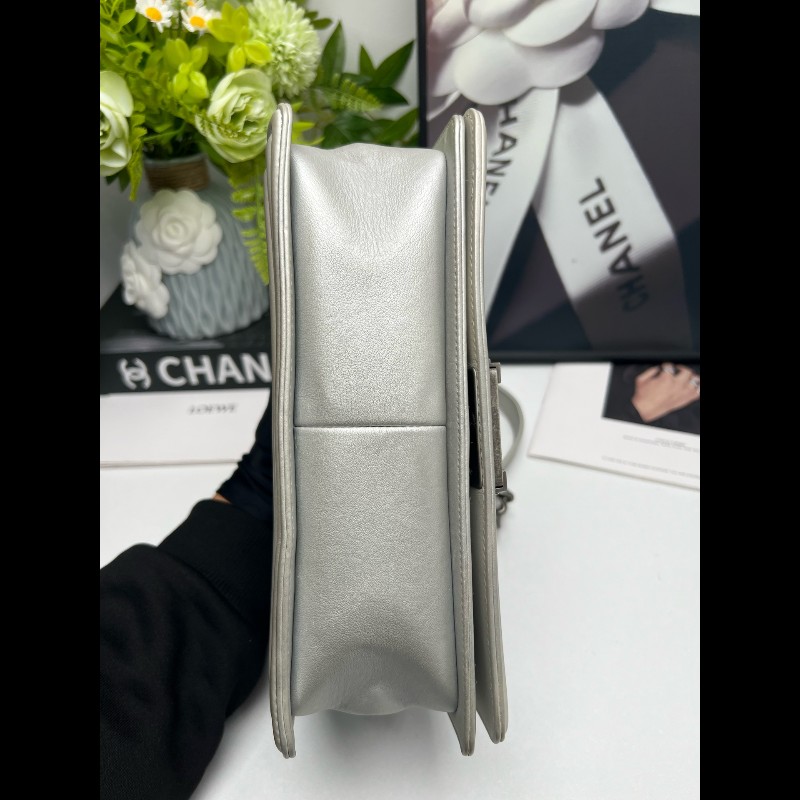 CHANEL LeBoy 珠光銀色菱格光面羊皮中號 25cm鏈條包-4