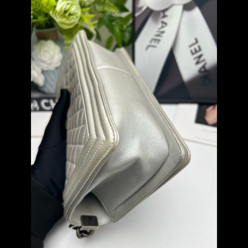 CHANEL LeBoy 珠光銀色菱格光面羊皮中號 25cm鏈條包-5