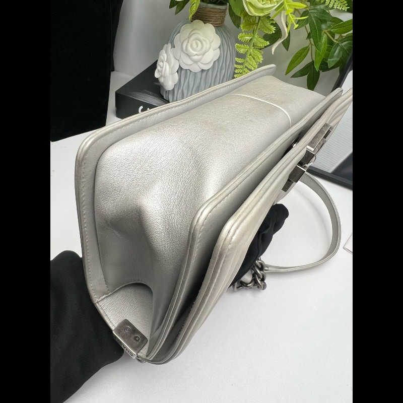 CHANEL LeBoy 珠光銀色菱格光面羊皮中號 25cm鏈條包-6