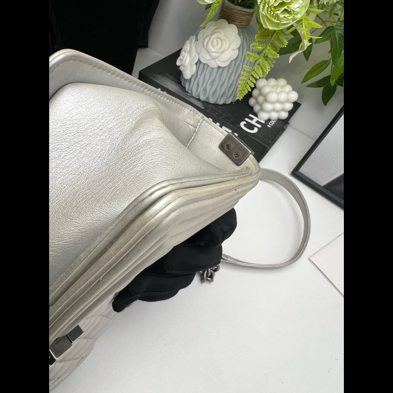 CHANEL LeBoy 珠光銀色菱格光面羊皮中號 25cm鏈條包-7