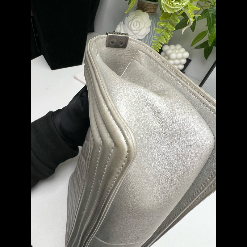 CHANEL LeBoy 珠光銀色菱格光面羊皮中號 25cm鏈條包-8