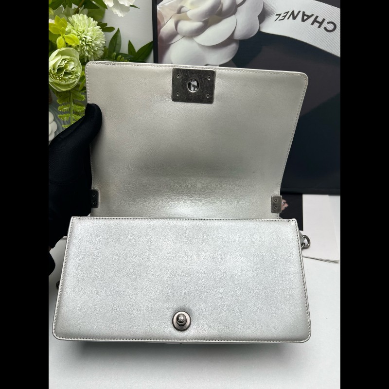 CHANEL LeBoy 珠光銀色菱格光面羊皮中號 25cm鏈條包-9
