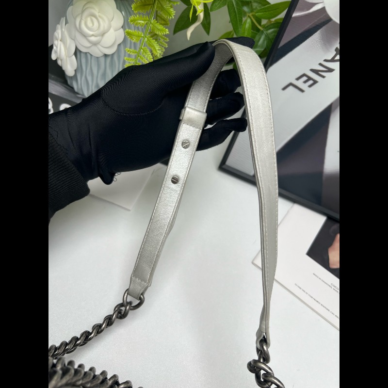 CHANEL LeBoy 珠光銀色菱格光面羊皮中號 25cm鏈條包-12