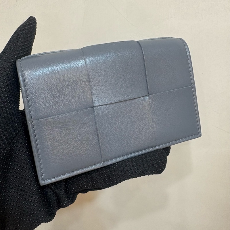 BV-灰色經典大編織釦式零錢卡包-0