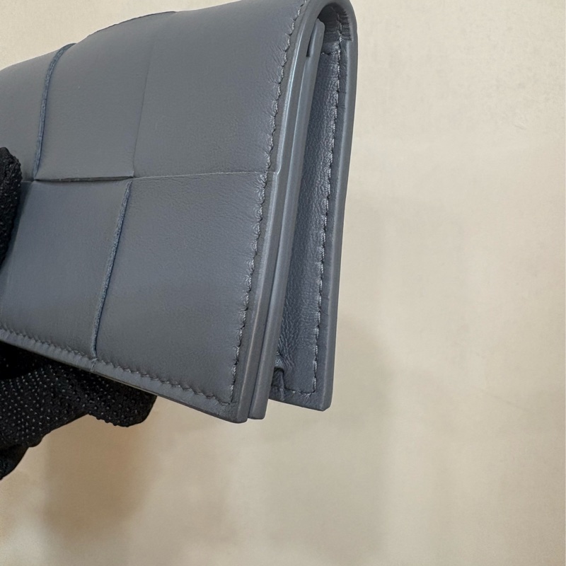 BV-灰色經典大編織釦式零錢卡包-2