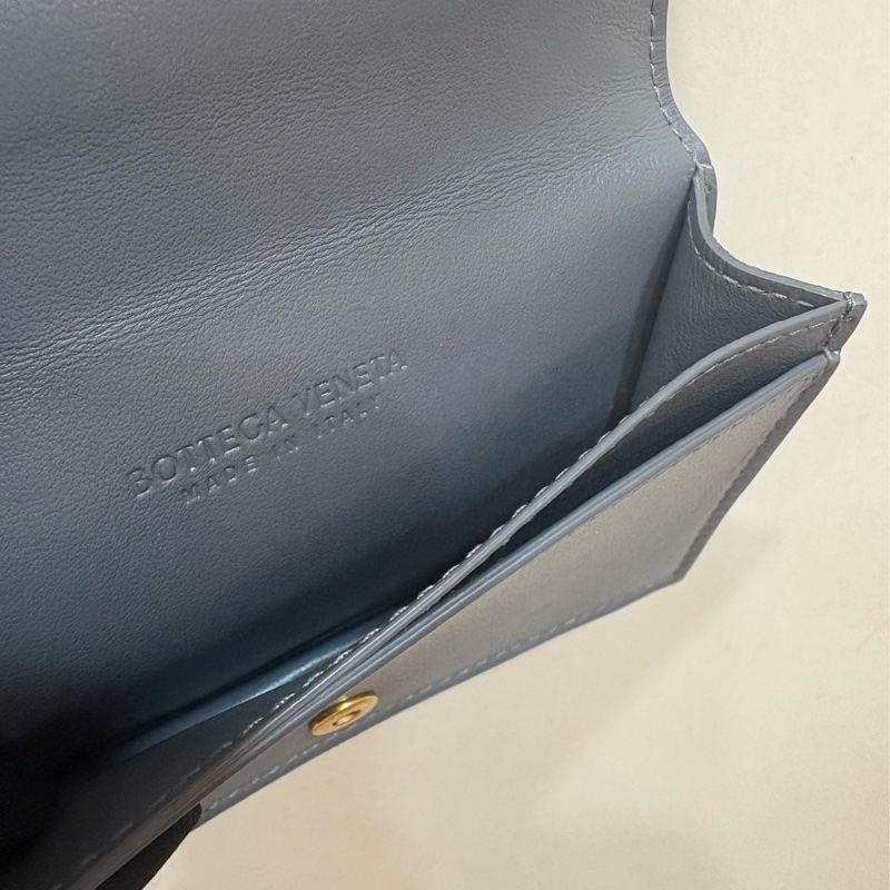 BV-灰色經典大編織釦式零錢卡包-4