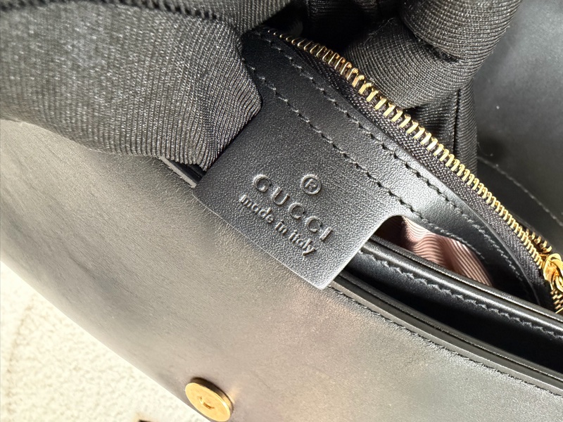 Gucci Arli 斜背信封包-28