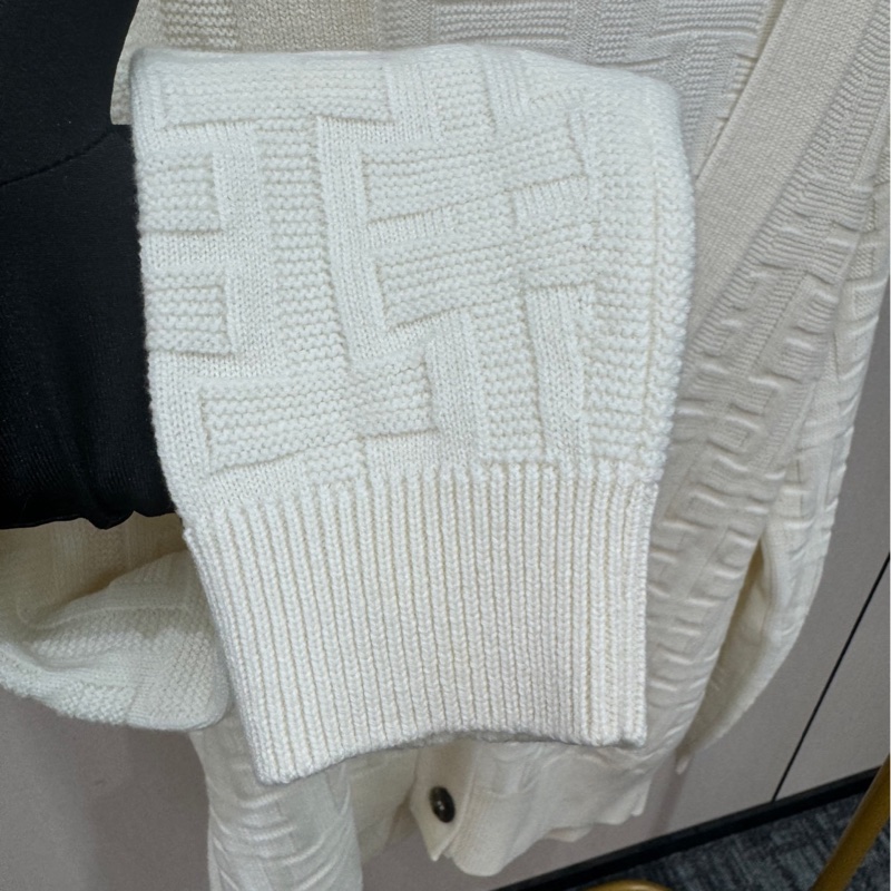 99新 Hermes愛馬仕經典款暗紋針織開衫34碼（S碼）紋理圖案鋒線 100%羊絨 偏象牙白的顏色-3