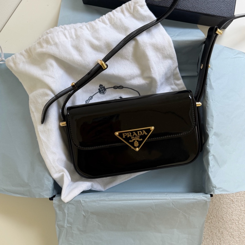 Prada 亮面皮斜背包 pattina bag-1
