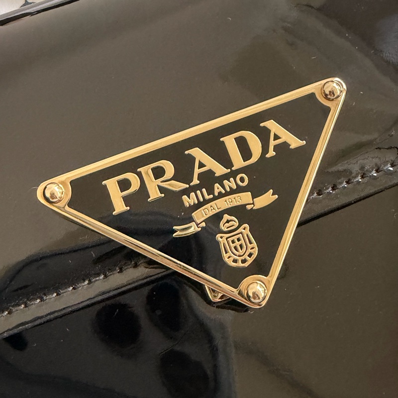 Prada 亮面皮斜背包 pattina bag-4