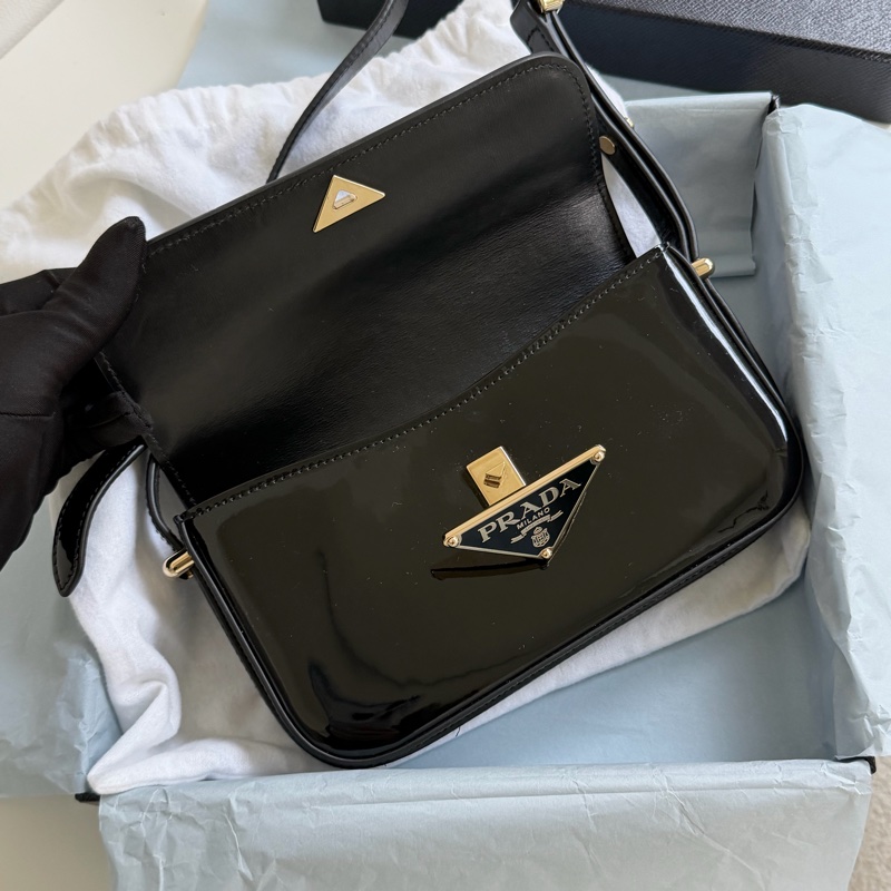 Prada 亮面皮斜背包 pattina bag-5