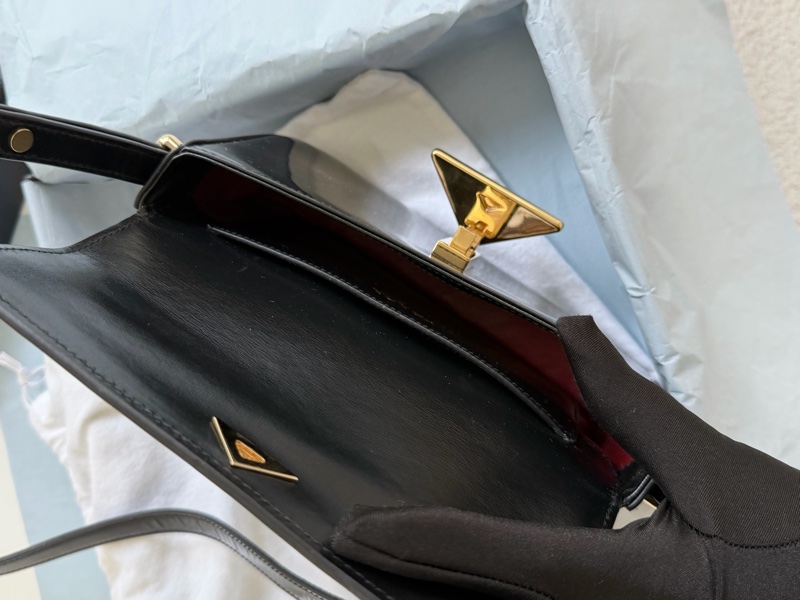 Prada 亮面皮斜背包 pattina bag-6