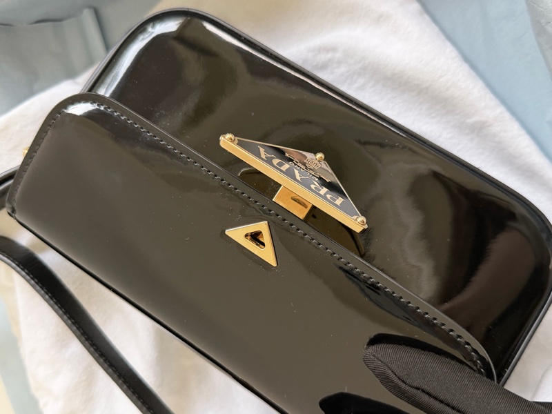 Prada 亮面皮斜背包 pattina bag-7