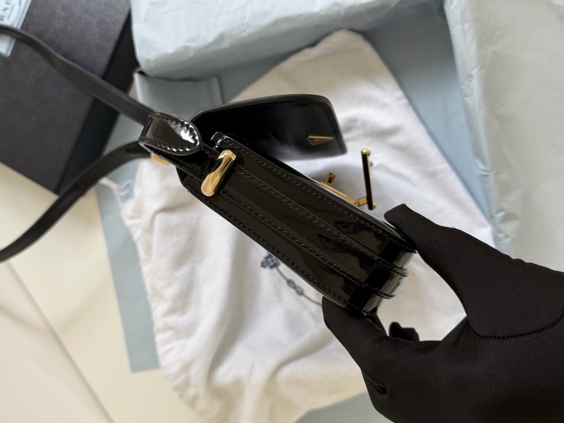 Prada 亮面皮斜背包 pattina bag-8