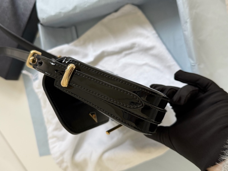 Prada 亮面皮斜背包 pattina bag-9
