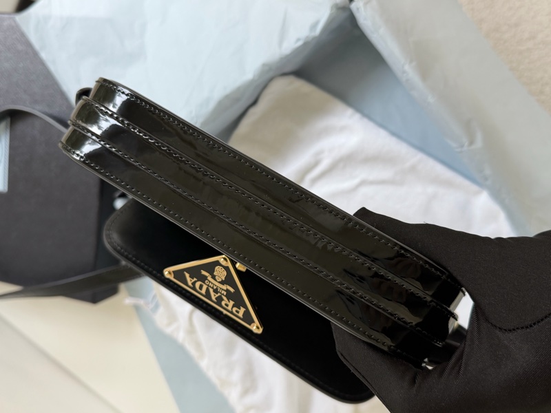 Prada 亮面皮斜背包 pattina bag-10