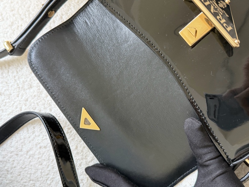 Prada 亮面皮斜背包 pattina bag-16