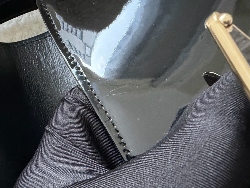 Prada 亮面皮斜背包 pattina bag-17