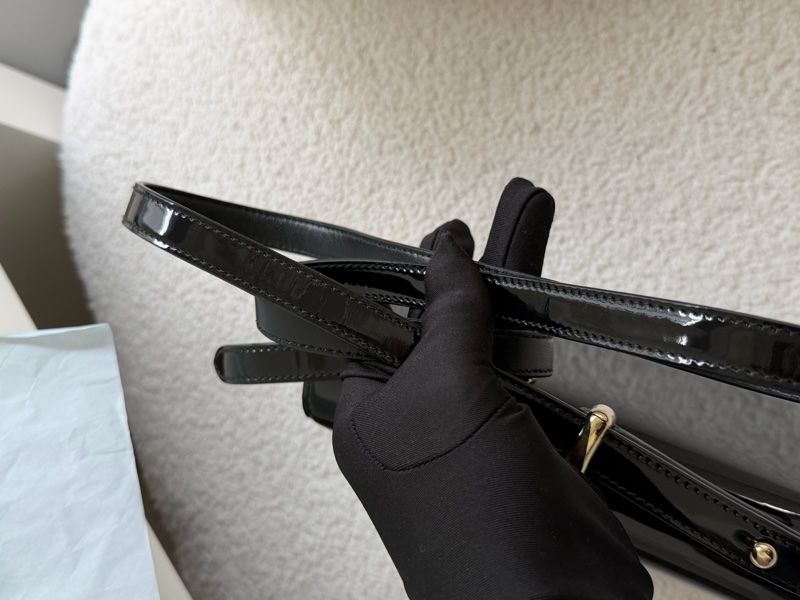 Prada 亮面皮斜背包 pattina bag-18
