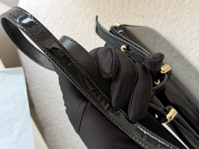 Prada 亮面皮斜背包 pattina bag-19