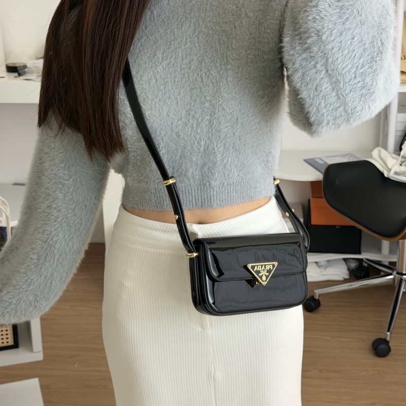 Prada 亮面皮斜背包 pattina bag-23