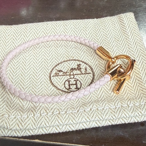 👜 Hermès 編織皮革手環（粉紫色 × 金釦）