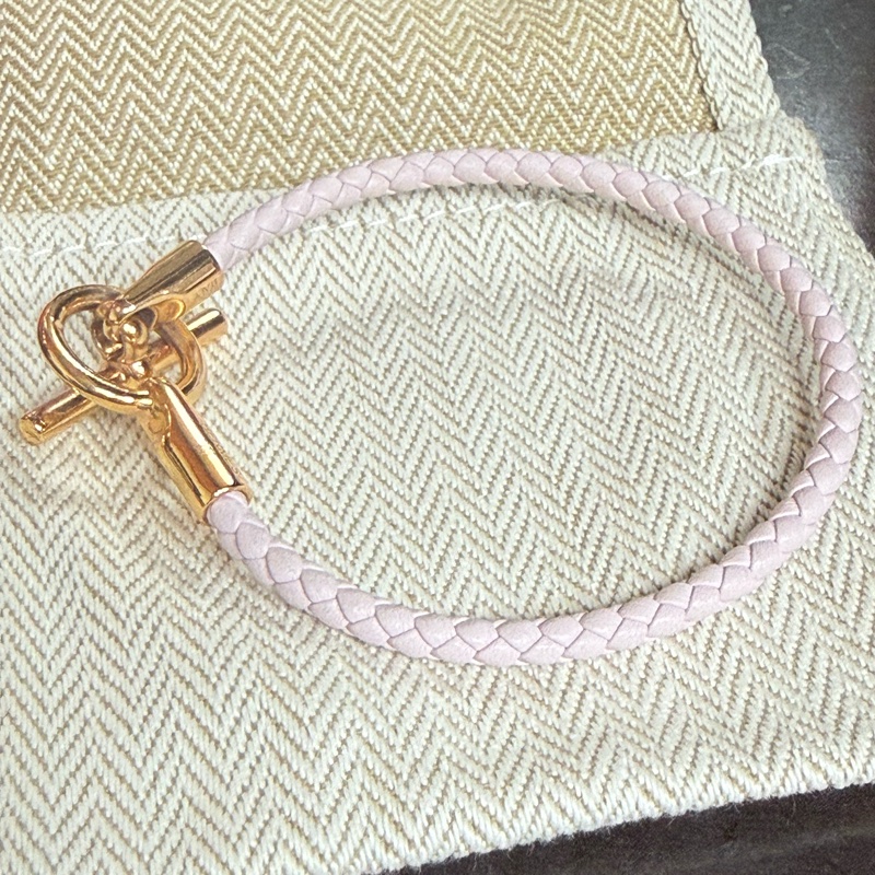 👜 Hermès 編織皮革手環(粉紫色 × 金釦)-1