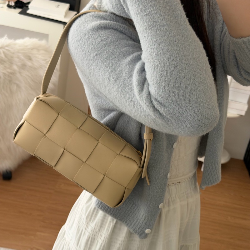 「溫柔肩背包」BV brick cassette 奶茶色枕頭包-0