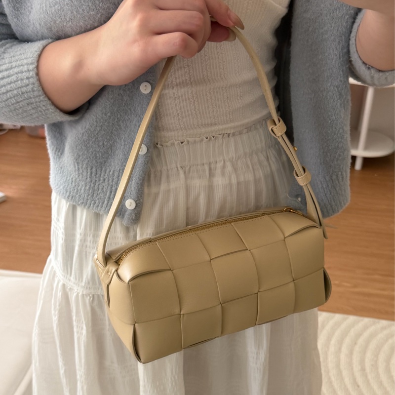 「溫柔肩背包」BV brick cassette 奶茶色枕頭包-1