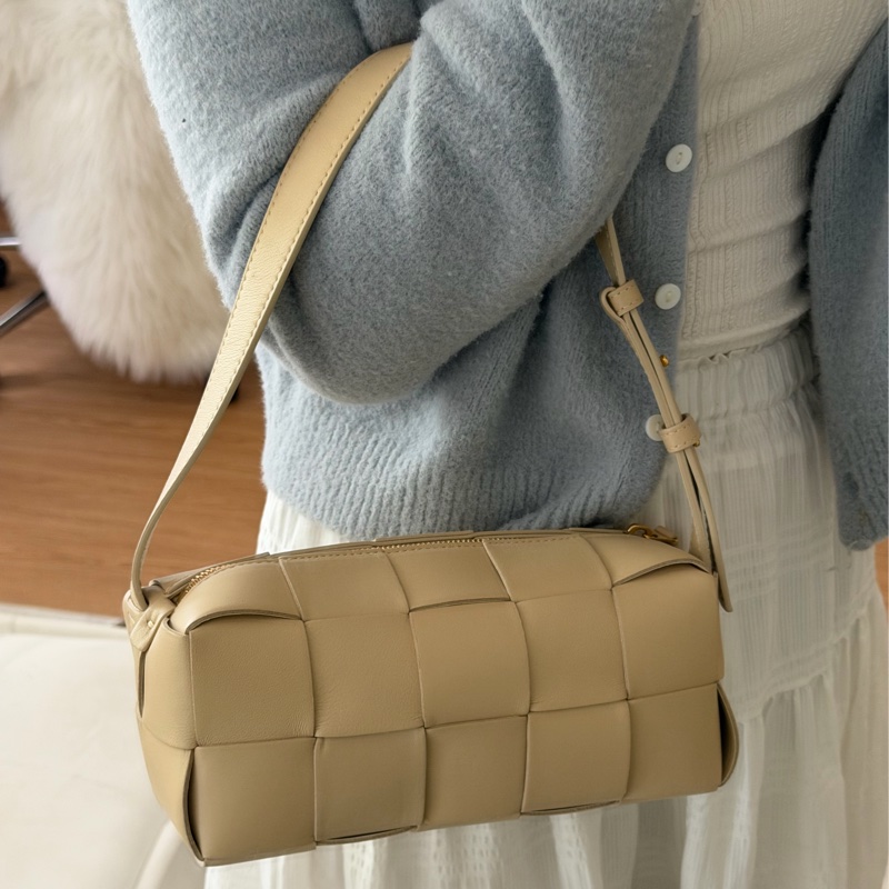 「溫柔肩背包」BV brick cassette 奶茶色枕頭包-2