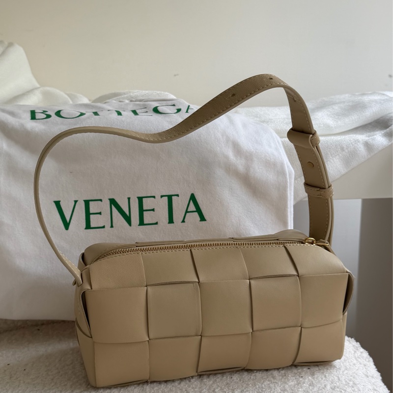 「溫柔肩背包」BV brick cassette 奶茶色枕頭包-4