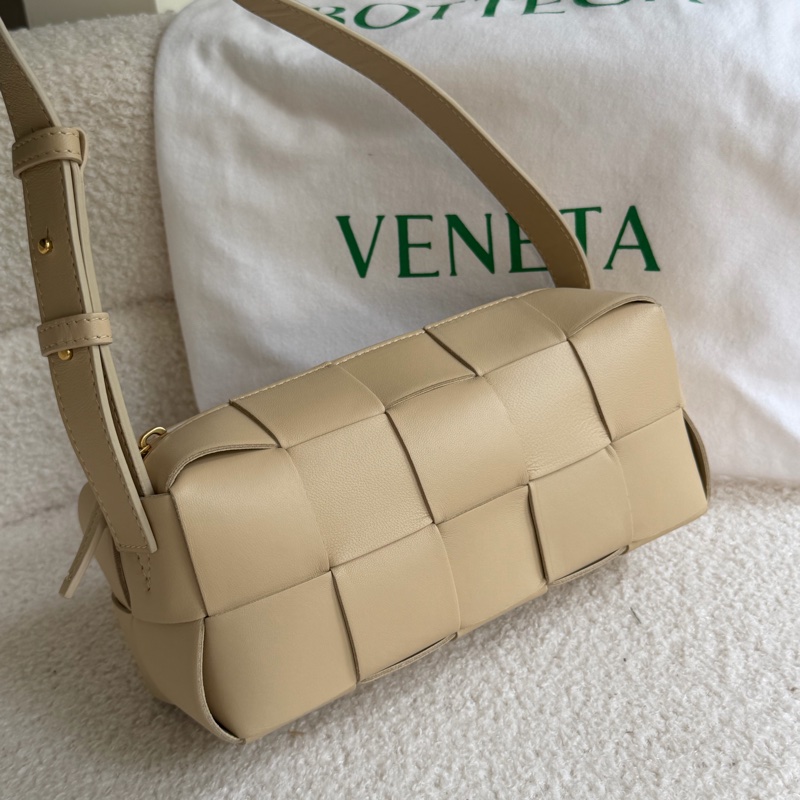 「溫柔肩背包」BV brick cassette 奶茶色枕頭包-7