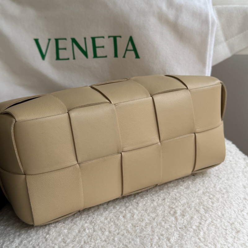 「溫柔肩背包」BV brick cassette 奶茶色枕頭包-10