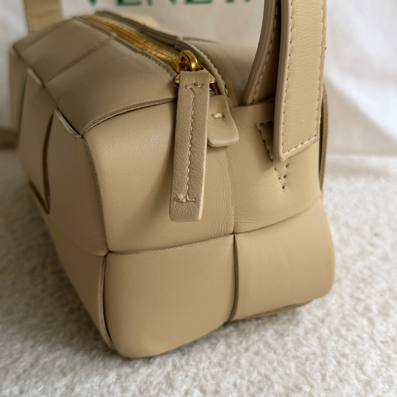 「溫柔肩背包」BV brick cassette 奶茶色枕頭包-11