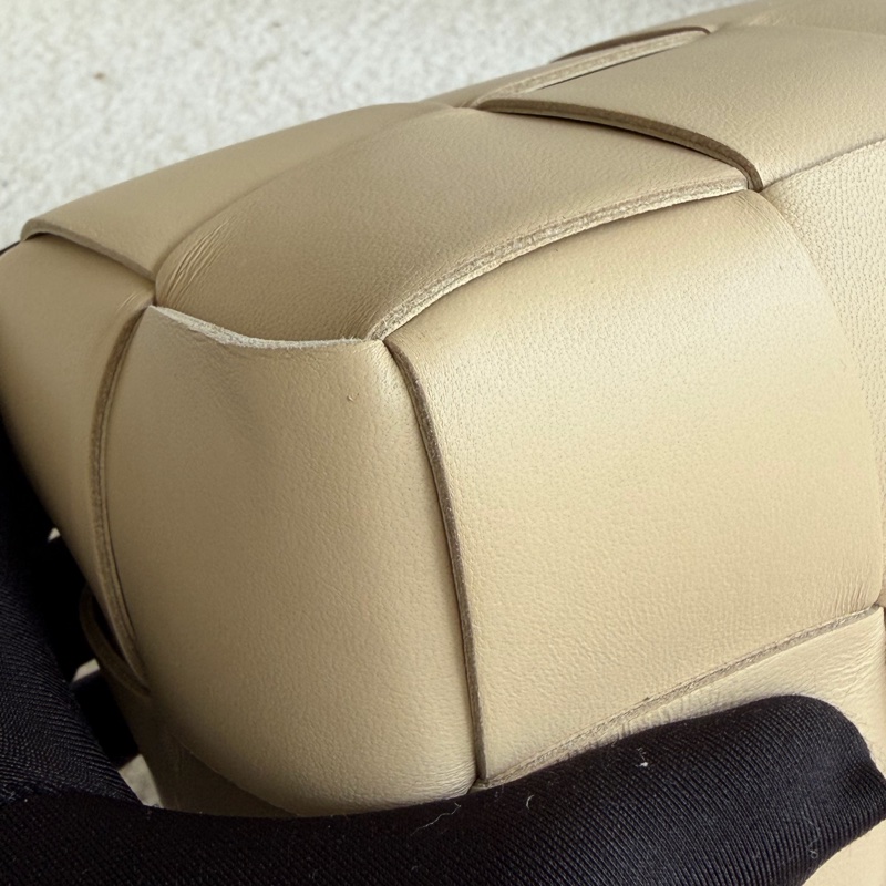 「溫柔肩背包」BV brick cassette 奶茶色枕頭包-14