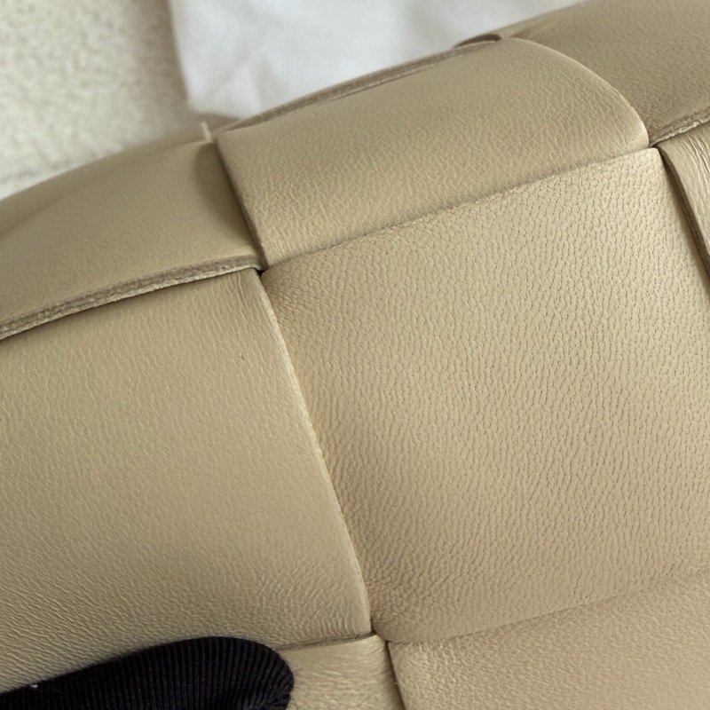 「溫柔肩背包」BV brick cassette 奶茶色枕頭包-15