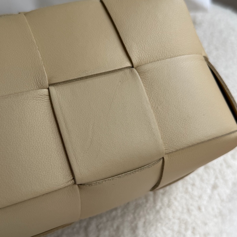 「溫柔肩背包」BV brick cassette 奶茶色枕頭包-16