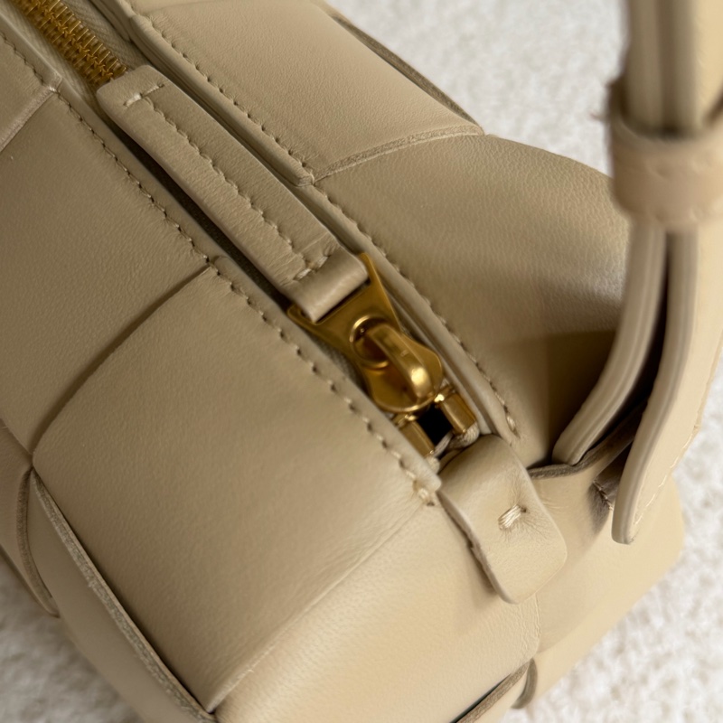 「溫柔肩背包」BV brick cassette 奶茶色枕頭包-18