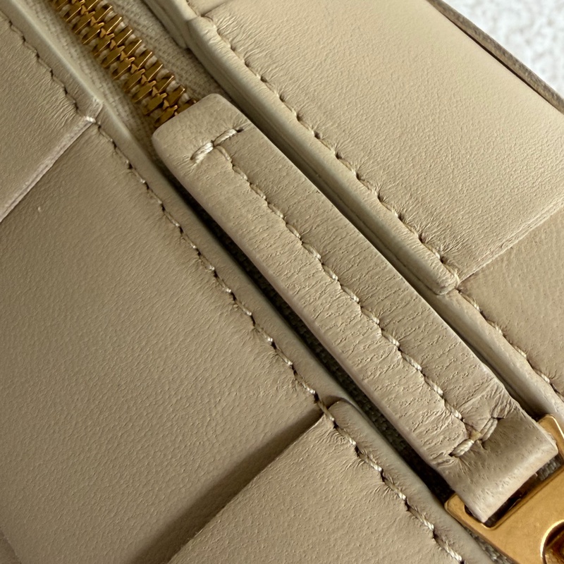 「溫柔肩背包」BV brick cassette 奶茶色枕頭包-23