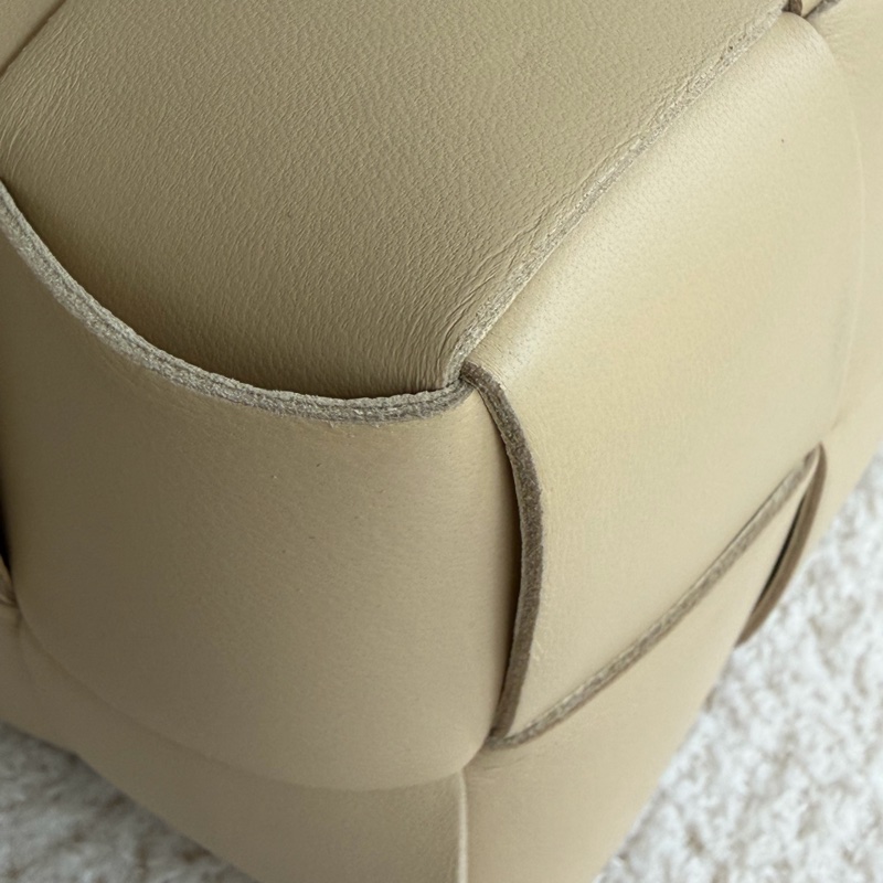 「溫柔肩背包」BV brick cassette 奶茶色枕頭包-24