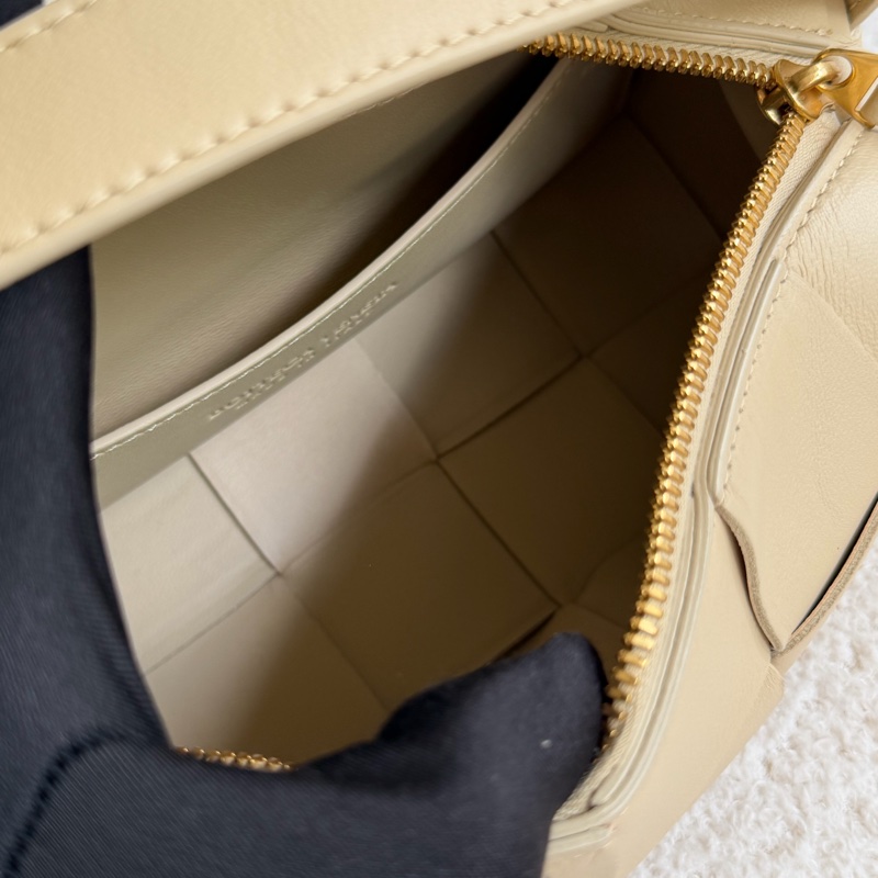 「溫柔肩背包」BV brick cassette 奶茶色枕頭包-27