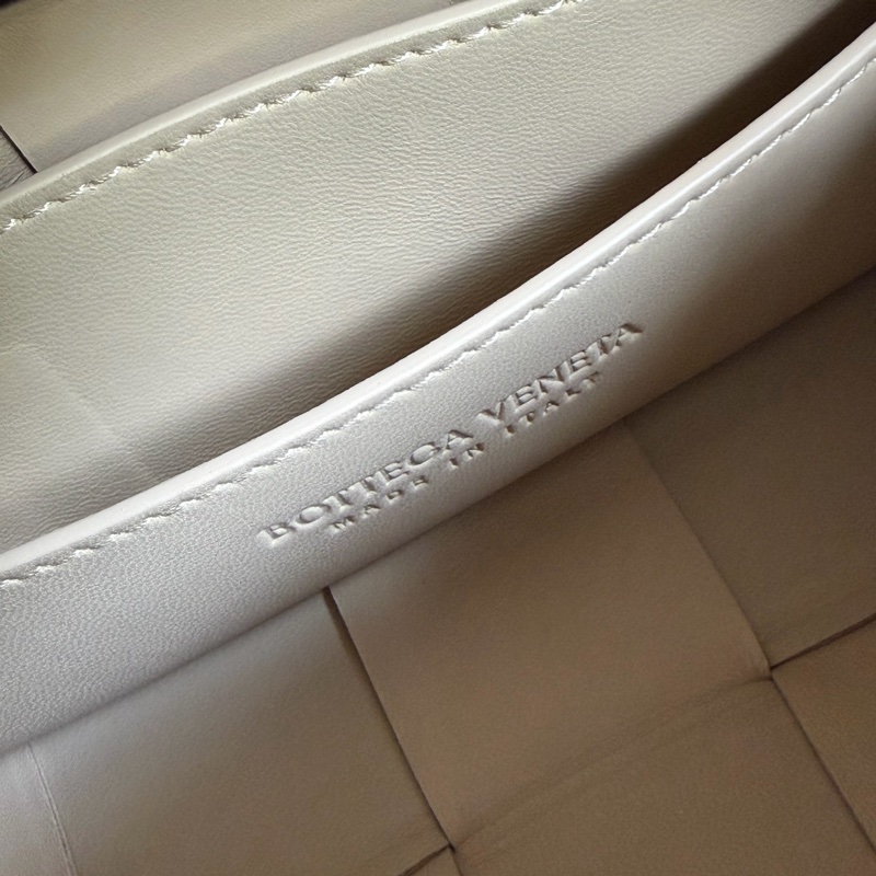 「溫柔肩背包」BV brick cassette 奶茶色枕頭包-28